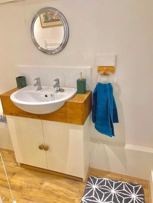 Traveller'S Rest - Cosy Cottage In Heart Of Wilton 솔즈베리 외부 사진